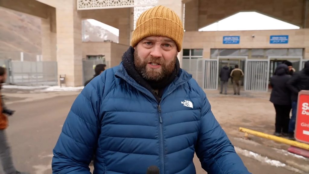 Des Iraniens fuient vers la frontiere turque apres les frappes, evoquant une guerre