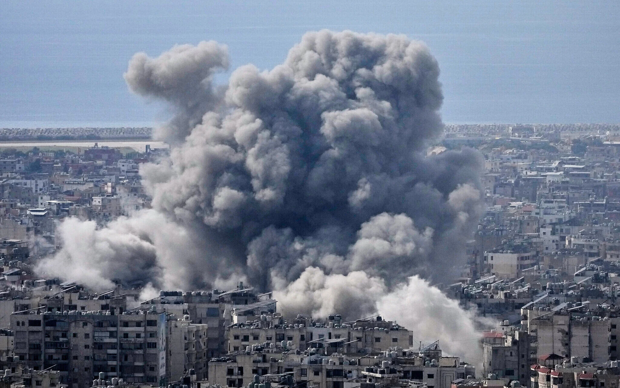 L'armée de l'air israélienne frappe 10 bâtiments du Hezbollah dans le Dahiyeh de Beyrouth, provoquant des évacuations massives