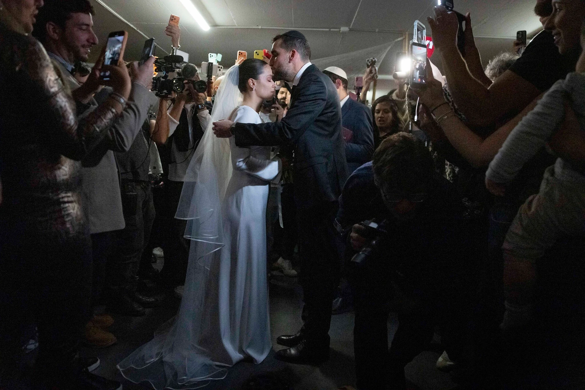 Un couple israélien célèbre son mariage dans un parking souterrain d'un centre commercial de Tel Aviv alors que la guerre annule les rassemblements