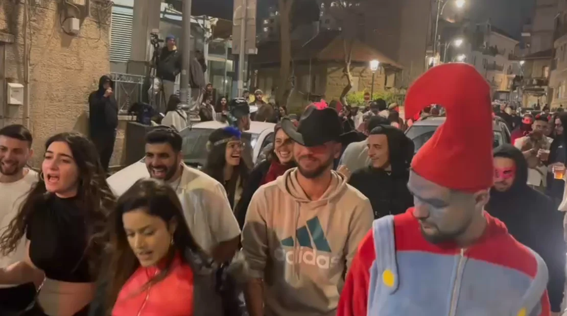 Des fêtards de Pourim à Jérusalem bafouent le couvre-feu de guerre malgré les missiles iraniens